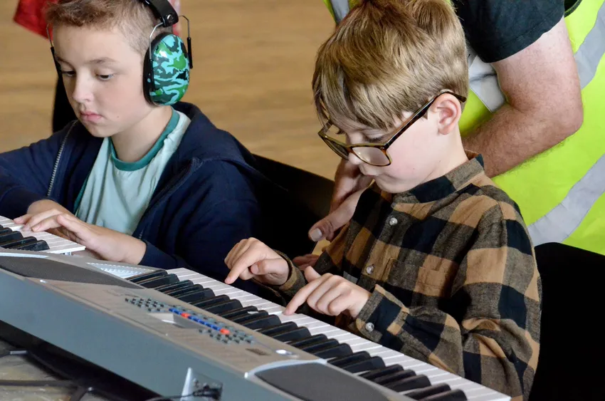 2 children learning on keyboards
