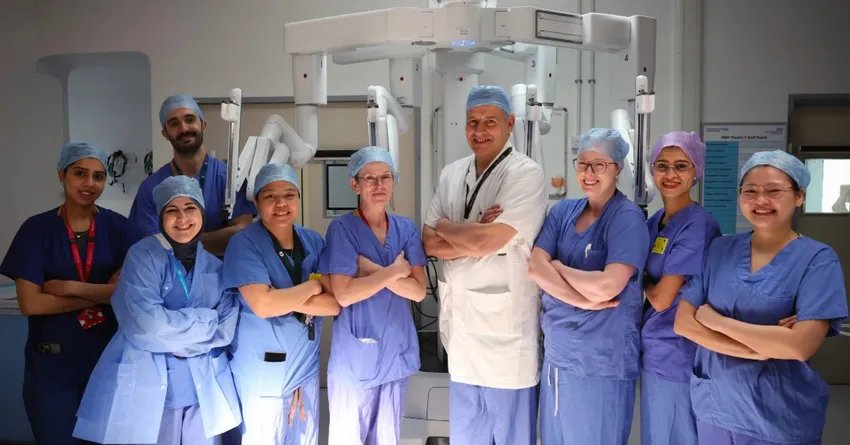 surgeons standing in front of the DaVinci robot