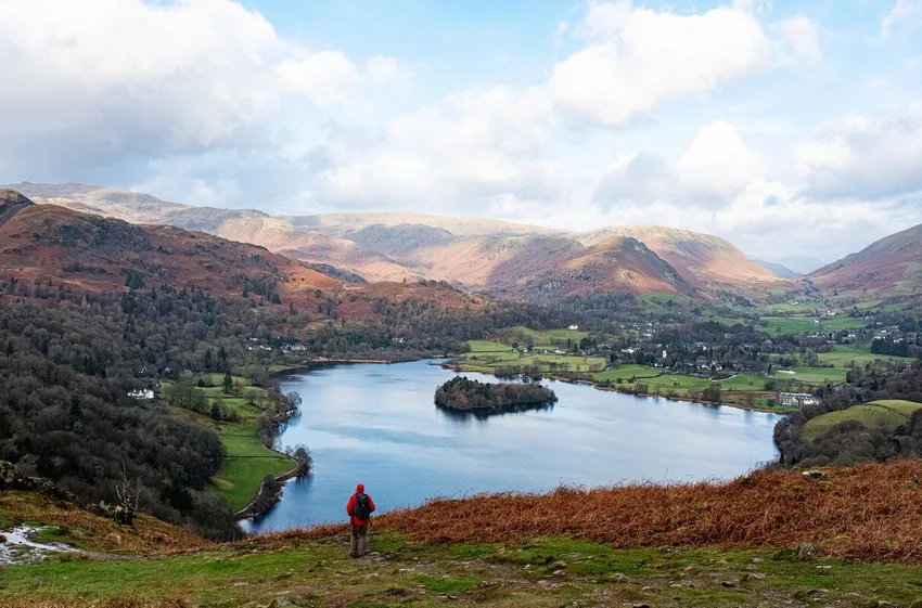 RS1623_Solo walker looking down over lake with autumn colours around_scr (1)