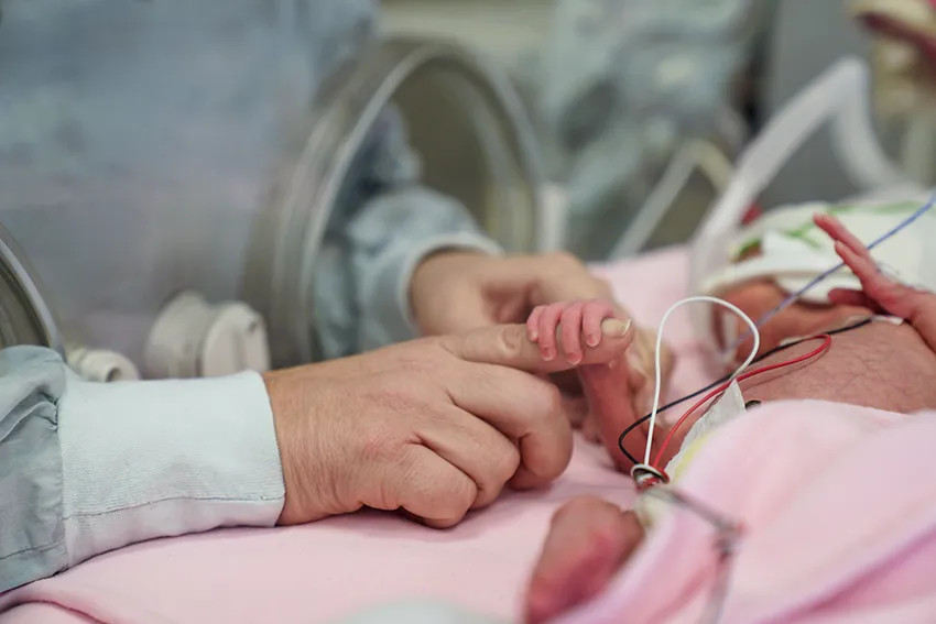 Neonatal baby hand holding2@0.2x
