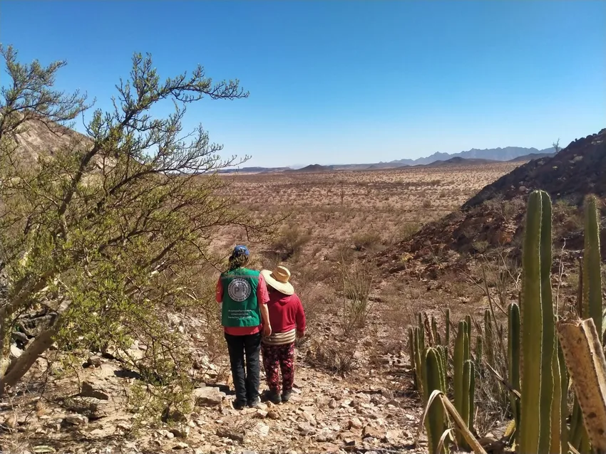 Human rights defenders Margarita and a volunteer from PBI Mexico in the desert of Sonora-Ejido El Bajío