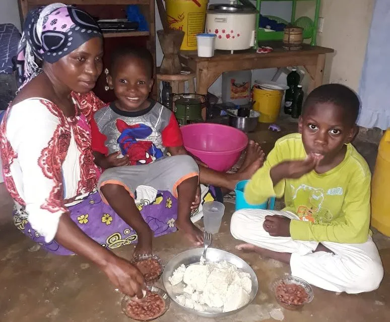 Feeding families during holidays (2)
