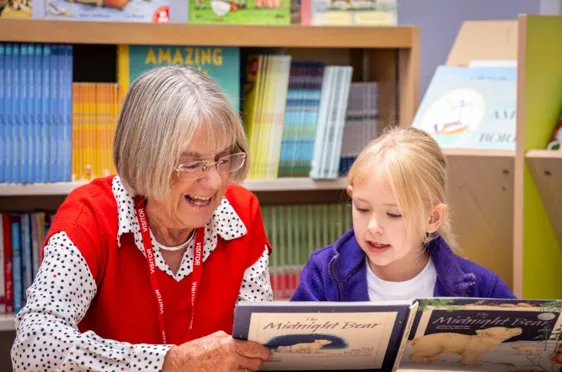 Schoolreader Volunteer and pupil