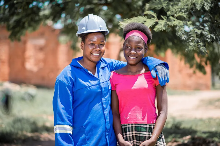 Build It graduate Astridah and her daughter Memory. Astridah has been working in construction since she finished her training in 2019.