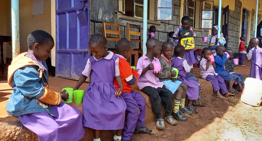 Students at Niaver taking lunch