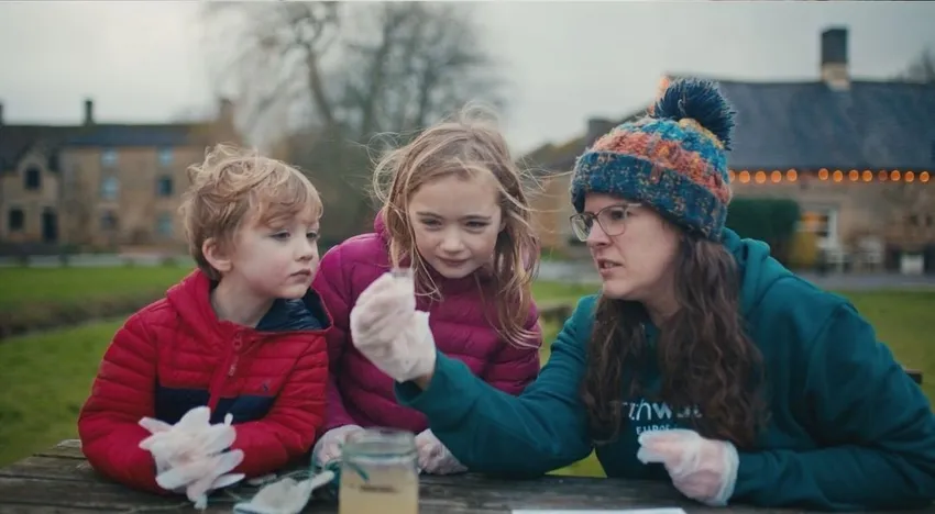 Young children take part in FreshWater Watch with Earthwatch Europe staff