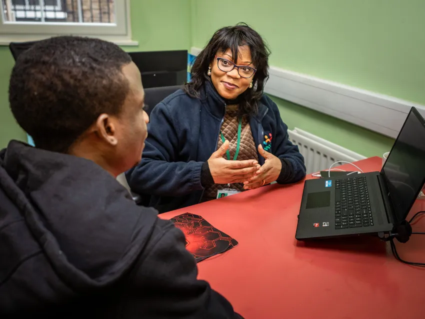 Advisor and client in conversation