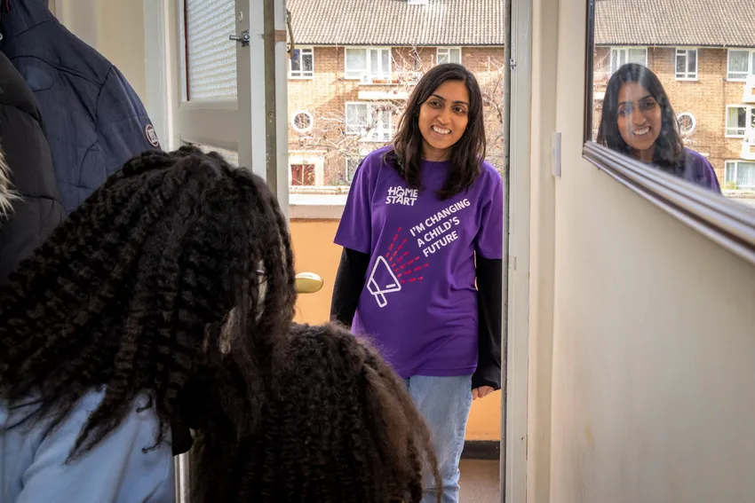 Home-Start-volunteer-arriving-at-door