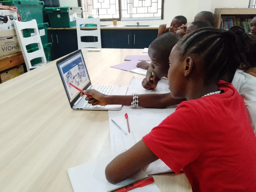 Sharing 1 laptop between 5 children