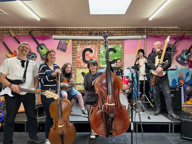 Ensemble Reza musicians with student band